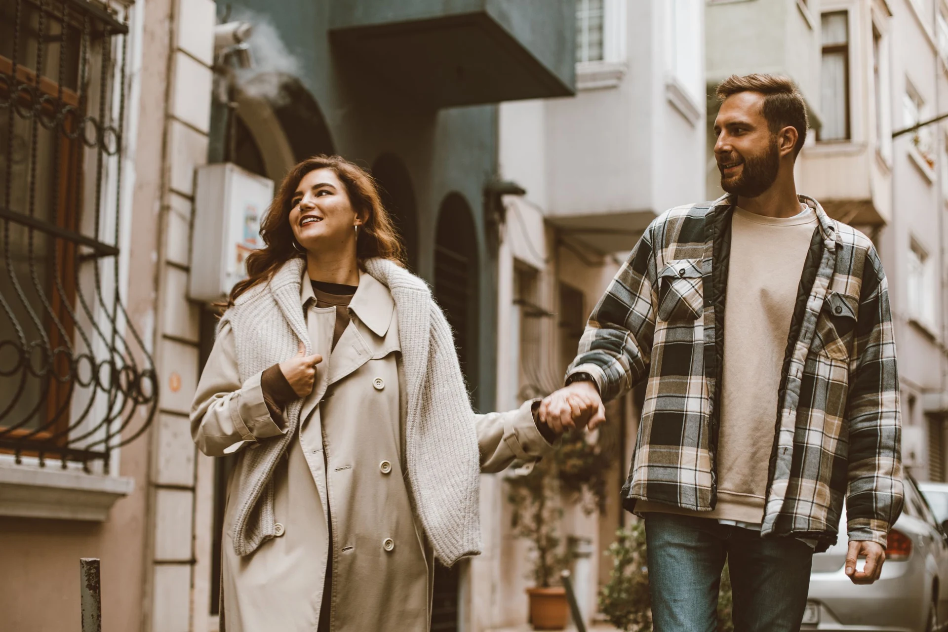 Un couple se retrouve et échange en se tenant la main — photographie d’illustration