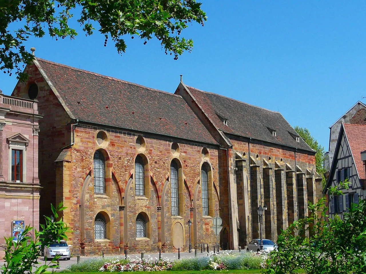 Le musée Unterlinden à Colmar : l’ancienne chapelle conventuelle gothique en grès, entre un édifice rose et une maison à colombages