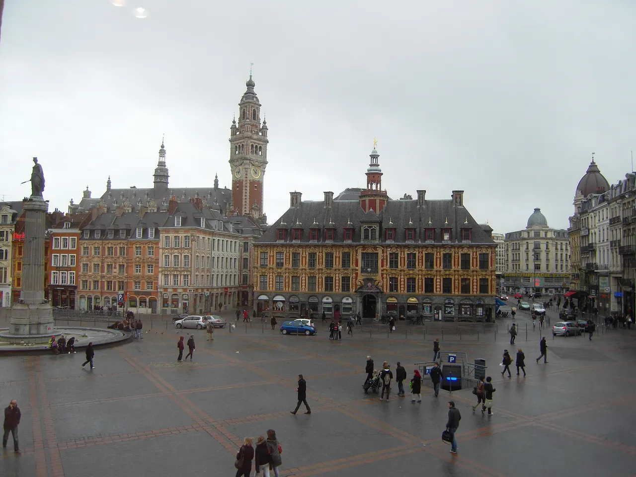 La Grand’Place de Lille par temps gris, avec la Vieille Bourse, le beffroi de la Chambre de commerce et la colonne de la Déesse.