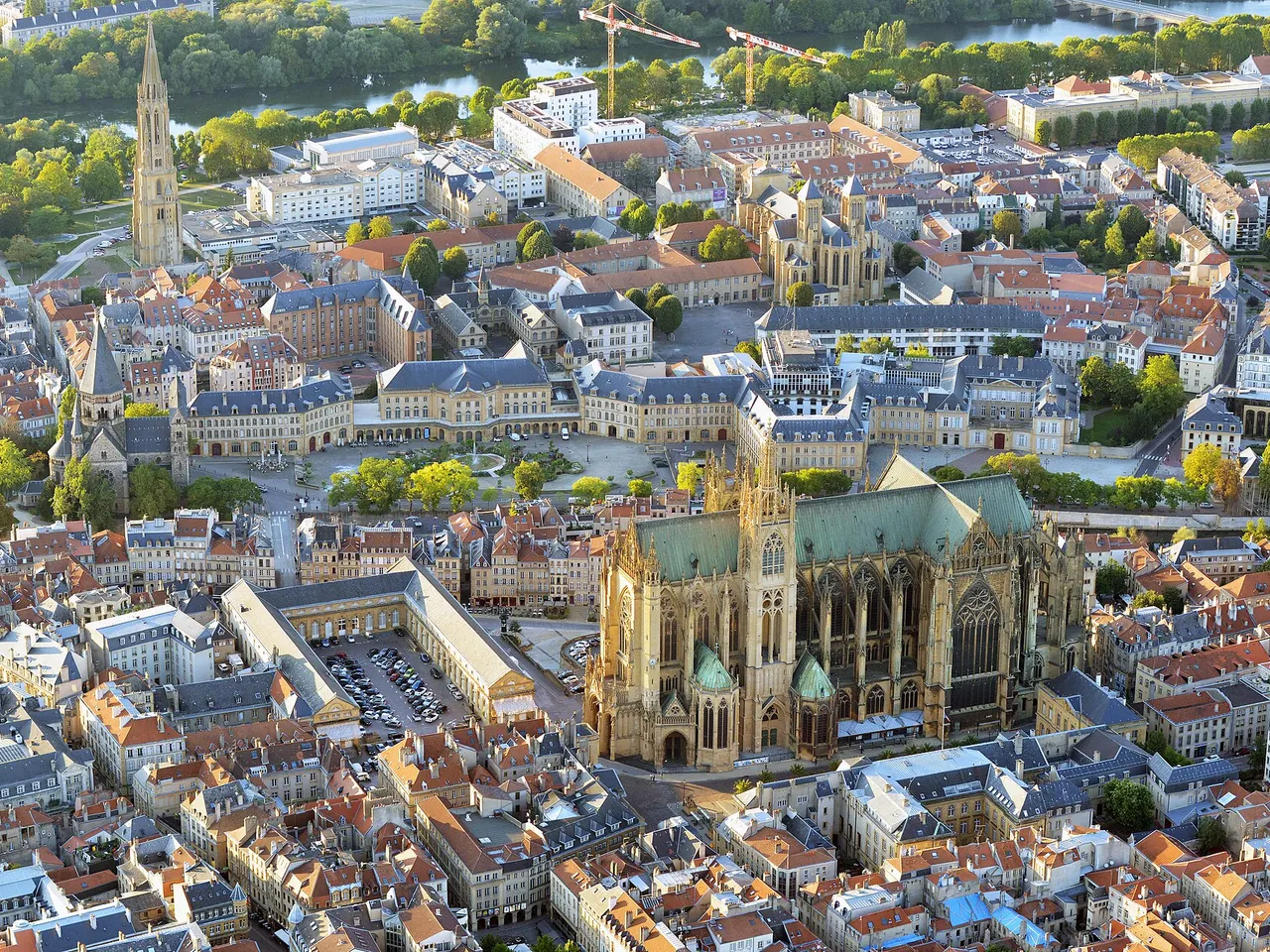 Vue aérienne du centre de Metz et de la cathédrale Saint-Étienne en pierre jaune, avec la Moselle à l’arrière-plan
