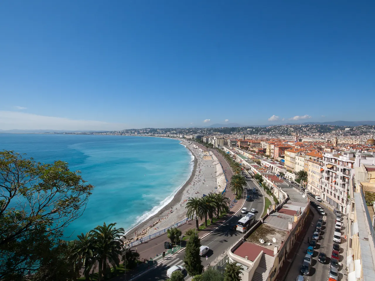 La baie des Anges et la promenade des Anglais bordée de palmiers, vues depuis la colline du Château, à Nice.