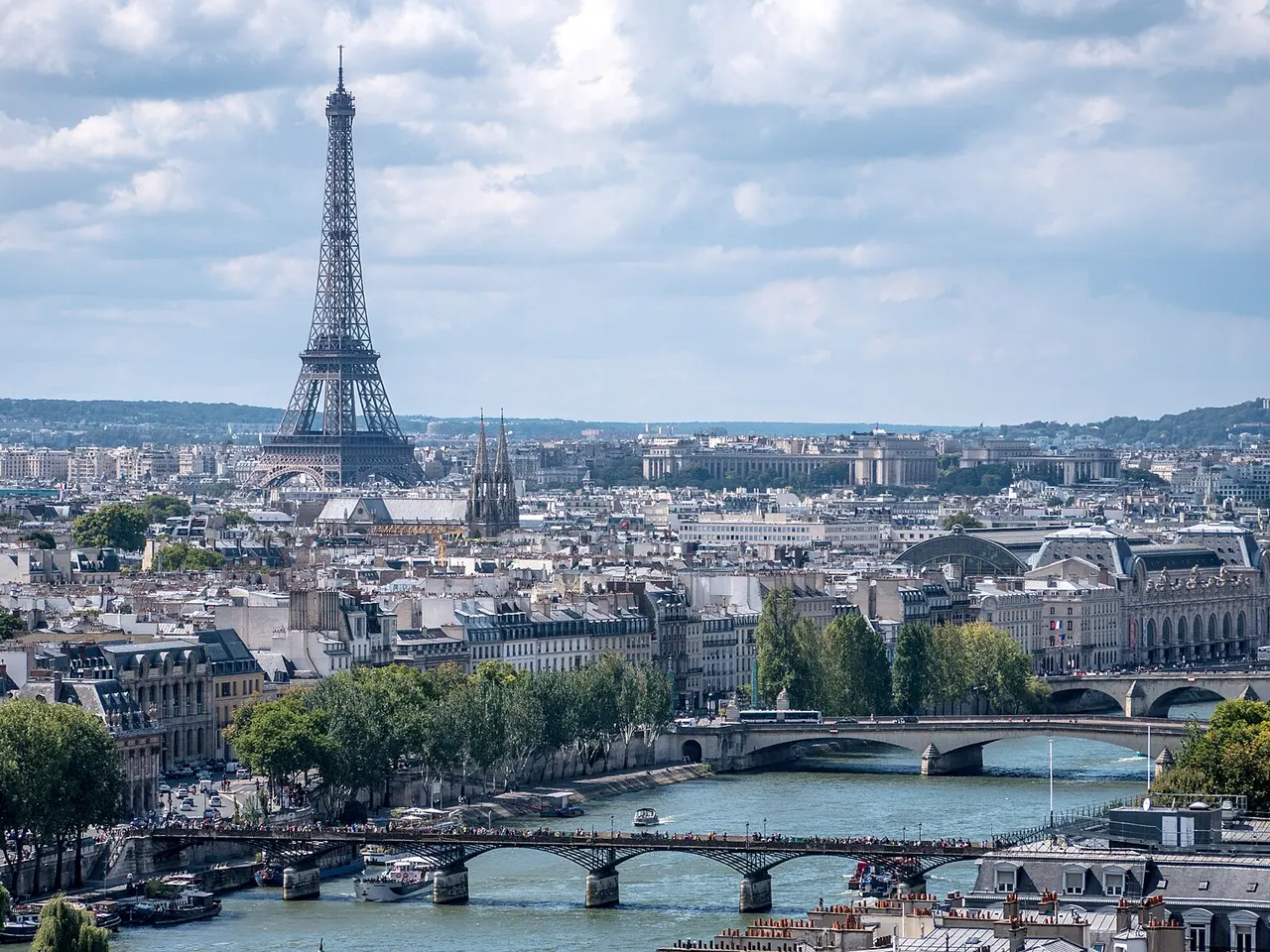 Paris et la Seine vus depuis la tour Saint-Jacques, avec ses ponts et la tour Eiffel à l’horizon